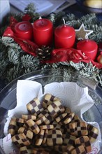 Delicious black and white biscuits made from shortcrust pastry, with an Advent arrangement in the