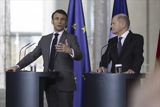 Olaf Scholz (SPD), Federal Chancellor, Emmanuel Macron, President of France, at a press conference