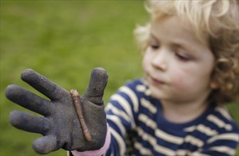 Toddler with an earthworm, Bonn, 31/03/2024