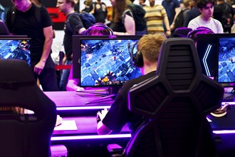 Visitors in front of screens with a computer game, Gamescom trade fair, the world's largest trade