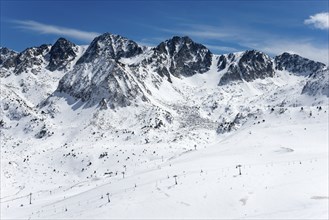 Verschneite Berge mit Skiliften unter klarem, blauem Himmel, Skigebiet, Landschaft bei El Pas de la