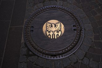 Golden city coat of arms, coat of arms of Merano on manhole cover, manhole cover, Merano, Merano,