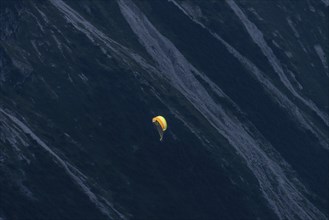 Paragliding, tandem flight, at the Nebelhorn, 2224m, Allgäu Alps, Allgäu, Bavaria, Germany, Europe