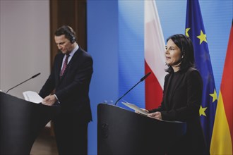 (R-L) Annalena Bärbock (Alliance 90/The Greens), Federal Foreign Minister, and Radoslaw Sikorski,