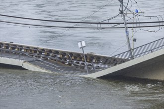 In the early hours of the morning, a section of the Carola Bridge collapsed for unknown reasons.