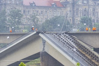 In the early hours of the morning, a section of the Carola Bridge collapsed for unknown reasons.