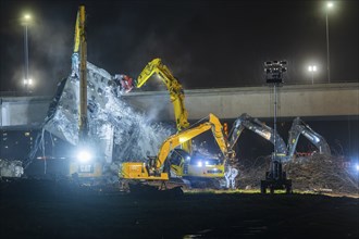 Due to an as yet unknown cause, a section of the Carola Bridge collapsed in the early hours of the