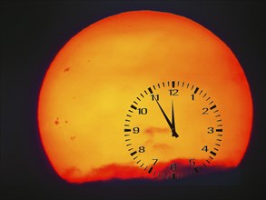 Symbolic image, sun, five to twelve, clock, climate change, global warming, drought, heat