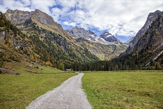 Hikers in the Oytal, behind mountains Schneck and Großer Wilder, autumn atmosphere, Allgäu Alps,