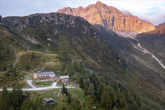 Alpenglow at the Porzehütte, Carnic High Trail, Carnic Alps, Carinthia, Austria, Europe