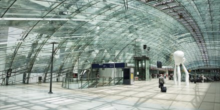 The central hall above the long-distance railway station with the sculpture Immaterielles, The