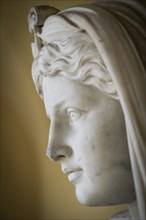 Ingeborg with the falcon, detail, classical round sculpture of a female figure on a round plinth,