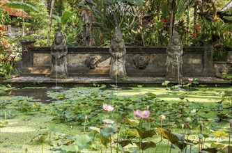 Lotusteich und balinesische Figuren als Wasserspeier, Ubud, Bali, Indonesia, Asia