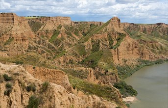 Ein beeindruckender Canyon, der sich entlang eines Flusses erstreckt, mit einer Mischung aus