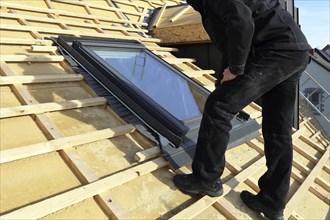 Installation and assembly of new roof windows as part of a roof covering