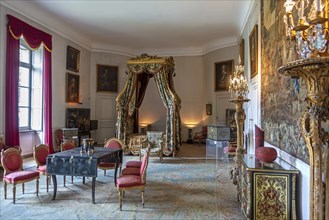 Louis XVI canopy bed, lit à la polonaise in the Amblise Room at Château de Bel?il, Baroque castle