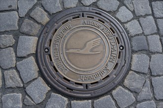 Municipal manhole cover with Lufthansa symbol, Kulmbach, Upper Franconia, Bavaria, Germany, Europe