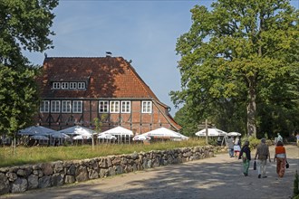 Gasthaus Heidemuseum, half-timbered house, people, Wilsede, Bispingen, Lüneburg Heath, Lower