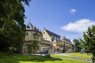 The imperial palace of Goslar covers an area of around 340 by 180 metres, situated at the foot of