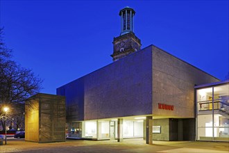 Municipal Gallery KUBUS in the evening with the Aegidienkirche, Gallery at Theodor-Lessing-Platz,