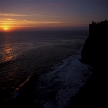 Große Wellen rollen aus dem Indischen Ozean an die Küste bei Uluwatu, Tempel Pura Luhur Ulu Watu,