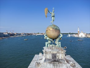 Die bewegliche Windfahne der Fortuna auf der von Atlanten getragenen goldenen Erdkugel, Venedig,