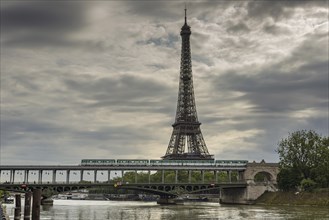 Metro, Pont Bir-Hakeim, over the Seine, behind it the Eiffel Tower, Paris, Île-de-France, France,