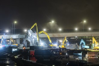 Due to an as yet unknown cause, a section of the Carola Bridge collapsed in the early hours of the