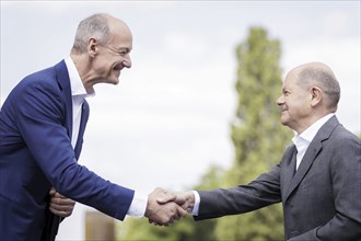 Roland bush, CEO of Siemens AG, and Olaf Scholz (SPD), Federal Chancellor, pictured at the laying