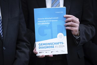 Presented report: Joint diagnosis by the economic research institutes, at a federal press