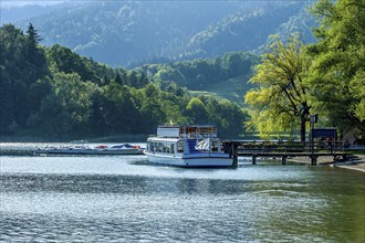 Mooring for motorised boat, jetty with passenger boat, shore, boat trip on the Schliersee, Markt