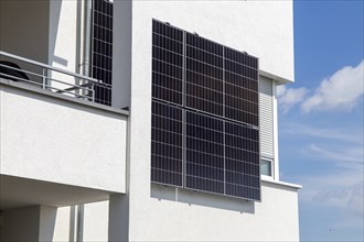 Solare Fassade: Neues Wohngebäude mit Solarmodulen an der Fassade