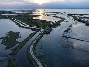 Sonnenuntergang in der östliche Lagune von Venedig, Veneto, Italien