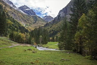 Oytal, on the right Oybach, behind mountains of the Allgäu Alps, near Oberstdorf, Oberallgäu,