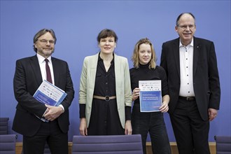 (L-R) Michael Groß, Chairman of the Presidium of the AWO Federal Association, Stefanie Langkamp,