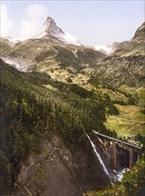 Das Matterhorn und die Findelenbachbrücke, Wallis, Alpen, Schweiz / The Matterhorn and the