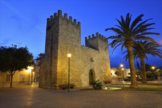 Porta de Moll city gate in the evening, Alcudia, Majorca, Balearic Islands, Spain, Europe