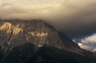 The Wetterstein massif under the threatening clouds of an approaching thunderstorm, Tyrol, Ehrwald,