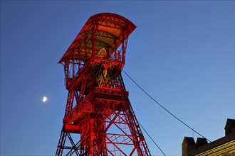 Illuminated winding tower of the former Rheinpreussen 4 shaft for the Extraschicht, Moers, Ruhr