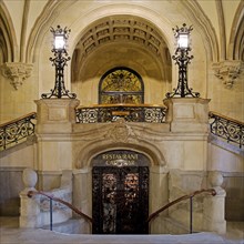 Columned hall with hallway leading to the Hamburg Parliament and hallway leading to the restaurant,