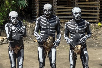 Natives with skeleton painting, Omo Bugamo tribe or skeleton people, Mount Hagen Festival in the