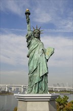 Replica of the Statue of Liberty, in the background the Rainbow Bridge, Odaiba Island, Tokyo,