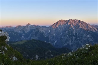 Sunrise on the Watzmann with its east face, on the left the Große Hundstod and below it the