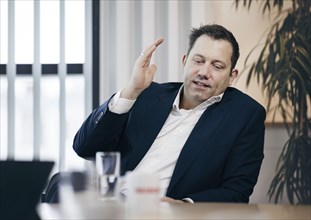 Lars Klingbeil, Bundesvorsitzender der SPD, aufgenommen im Rahmen eines Interview mit dem RND in