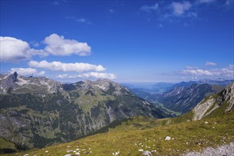 Mountain range with Fiderescharte, 2214m, Roßgundkopf, 2139m, Alpgundkopf, 2177m, and