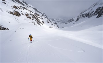 Ski tourers in a snowy mountain landscape, view into the Iffigtal, cloudy mood, high tour, Bernese