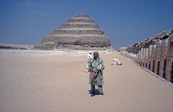 Tour guide, step pyramid of Djoser, Sakkara, al-Jiza governorate, Egypt, September 1989, vintage,