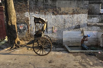 24.02.2011, Kolkata, West Bengal, India, Asia, A rickshaw driver washes himself next to his wooden