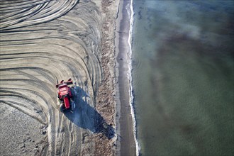 Versilia Tuscany, work to restore and level the beach while waiting for the summer season