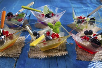 Presentation of cake made with cream and berries